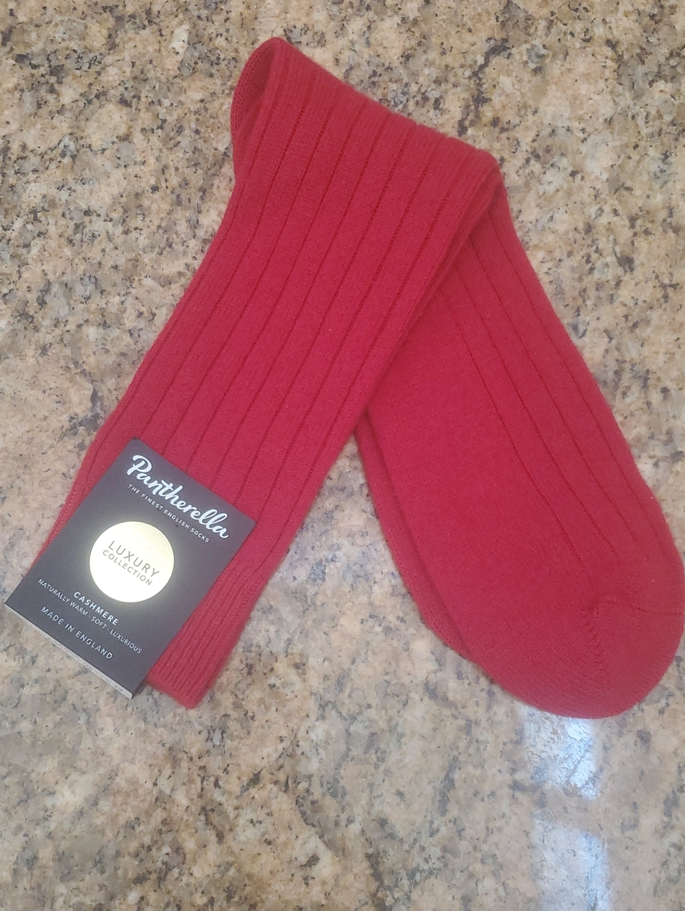 PANTHERELLA CASHMERE MENS PAIR OF SOCKS IN WINTER BERRY /  SZ: LARGE